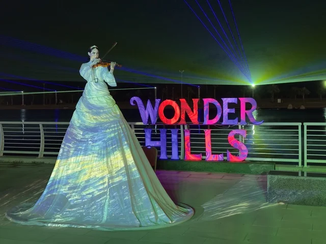 عازفة كمان بإطلالة فنية متحركة ، عروض تفاعلية ضوئية مبتكرة للعائلات والزوار، أنشطة ترفيهية وتعليمية متنوعة ، فعاليات مهرجان تلال العجائب 2025 بمدينة الجبيل الصناعية بالمنطقة الشرقية ،  وجهة سياحية للعائلات والزوار