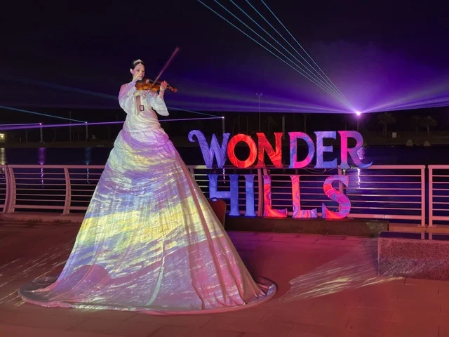 A violinist with a dynamic artistic appearance, innovative interactive light shows for families and visitors, various recreational and educational activities, events of the 2025 Wonders Hills Festival in Jubail Industrial City in the Eastern Province, a tourist destination for families and visitors.