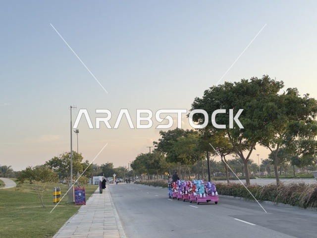 ممشي على كورنيش الجبيل ، الواجهة البحرية السياحية فى فعاليات مهرجان تلال العجائب 2025 بمدينة الجبيل الصناعية بالمنطقة الشرقية ، أنشطة ترفيهية متنوعة ،معالم سياحية مشهورة