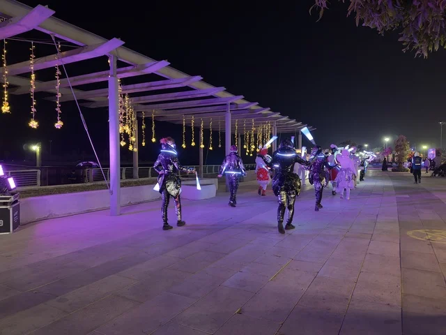 ممشي على كورنيش الجبيل ، الواجهة البحرية السياحية فى فعاليات مهرجان تلال العجائب 2025 بمدينة الجبيل الصناعية بالمنطقة الشرقية ، أنشطة ترفيهية متنوعة ،معالم سياحية مشهورة