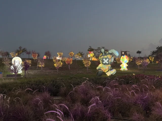 عروض تفاعلية ضوئية مبتكرة للعائلات والزوار، المجسمات المضيئة فى فعاليات مهرجان تلال العجائب 2025 بمدينة الجبيل الصناعية بالمنطقة الشرقية، فعاليات ترفيهية وتعليمية متنوعة ، وجهة سياحية للعائلات والزوار