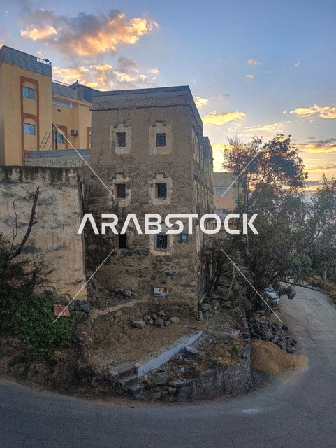 الهندسة الفنية المعمارية للعمارات الشعبية، المنازل المبنية على الطراز الطيني القديم، قرى وأحياء سكنية شعبية في المملكة العربية السعودية، المنازل القديمة التراثية لازالت شامخة بين الطبيعة في محافظة فيفاء بمنطقة جازان جنوب المملكة العربية السعودية