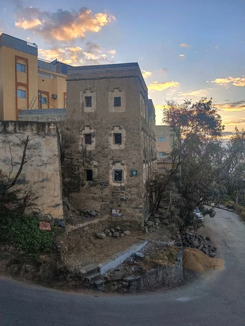 الهندسة الفنية المعمارية للعمارات الشعبية، المنازل المبنية على الطراز الطيني القديم، قرى وأحياء سكنية شعبية في المملكة العربية السعودية، المنازل القديمة التراثية لازالت شامخة بين الطبيعة في محافظة فيفاء بمنطقة جازان جنوب المملكة العربية السعودية