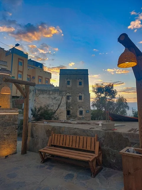 الهندسة الفنية المعمارية للعمارات الشعبية، المنازل المبنية على الطراز الطيني القديم، قرى وأحياء سكنية شعبية في المملكة العربية السعودية، المنازل القديمة التراثية لازالت شامخة بين الطبيعة في محافظة فيفاء بمنطقة جازان جنوب المملكة العربية السعودية