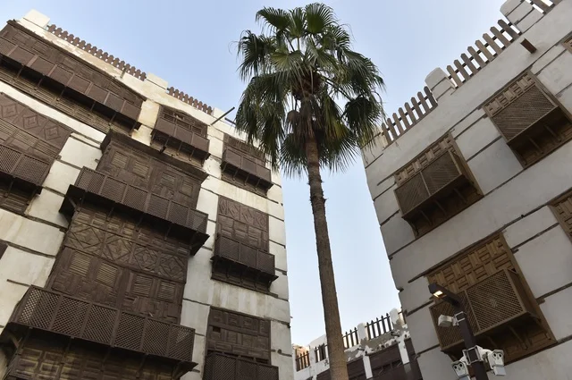 جدة البيوت الأثرية في البلد التاريخي في جدة, أماكن سياحية تراثية شعبية في المملكة العربية السعودية، المعالم التاريخية في حي البلد، الرواشين القديمه في المدينة التاريخية في جدة بتصميم معماري عربي و إسلامي قديم