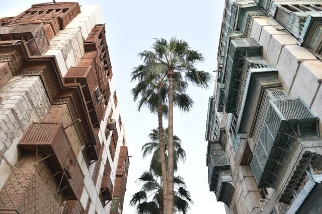 جدة البيوت الأثرية في البلد التاريخي في جدة, أماكن سياحية تراثية شعبية في المملكة العربية السعودية، المعالم التاريخية في حي البلد، الرواشين القديمه في المدينة التاريخية في جدة بتصميم معماري عربي و إسلامي قديم