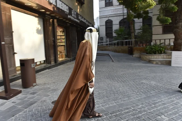 رجل عربي في معالم تاريخية في جدة البلد ، المباني الأثرية في البلد التاريخي في مدينة جدة، الرواشين القديمه في المدينة التاريخية في جدة بتصميم معماري عربي و إسلامي قديم ، أماكن سياحية تاريخية في المملكة العربية السعودية ، معالم أثرية في اليونسكو ، مدينة جدة التاريخية