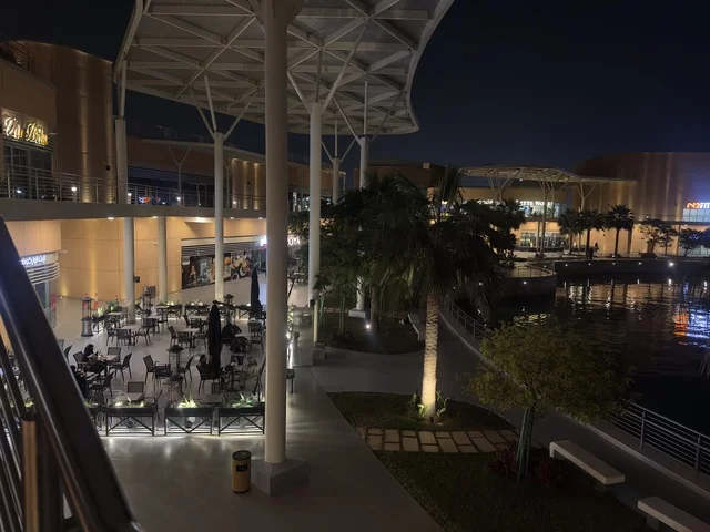 كوفى شوب راقي فى مجمع ذا موف بمدينة الجبيل الصناعية  في المنطقة الشرقية، وجهة ترفيهية عصرية، تجربة تسوق وترفيه متكاملة، مرافق حديثة للعائلات والشباب، أجواء نابضة بالحياة لعام ٢٠٢٥