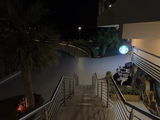 كوفى شوب راقي فى مجمع ذا موف بمدينة الجبيل الصناعية  في المنطقة الشرقية، وجهة ترفيهية عصرية، تجربة تسوق وترفيه متكاملة، مرافق حديثة للعائلات والشباب، أجواء نابضة بالحياة لعام ٢٠٢٥