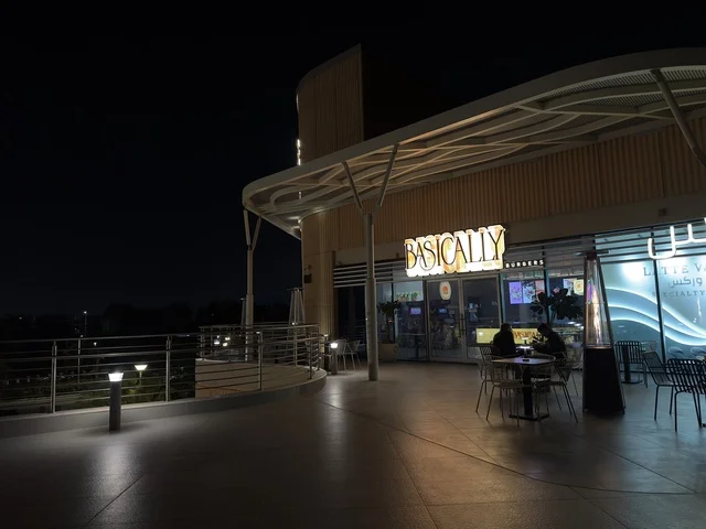 أجواء نابضة بالحياة لعام ٢٠٢٥ ، كوفى شوب راقي فى مجمع ذا موف بمدينة الجبيل الصناعية  في المنطقة الشرقية، وجهة ترفيهية عصرية، تجربة تسوق وترفيه متكاملة، مرافق حديثة للعائلات والشباب