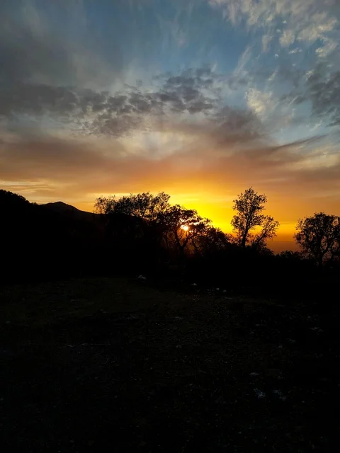 جمال الشمس و روعتها أثناء الغروب ،جمال الطبيعة والاهتمام بها ، صورة لطبيعة ومرتفعات وقت الغروب في المملكة العربية السعودية ،   المملكة العربية السعودية ، السياحة في السعودية، الأشجار والنباتات في الأراضي الزراعية والمساحات الخضراء الواسعة