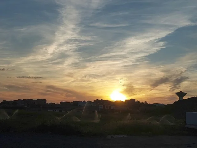 جمال الشمس و روعتها أثناء الغروب ،جمال الطبيعة والاهتمام بها ، صورة لطبيعة ومرتفعات وقت الغروب في المملكة العربية السعودية ،   المملكة العربية السعودية ، السياحة في السعودية، الأشجار والنباتات في الأراضي الزراعية والمساحات الخضراء الواسعة