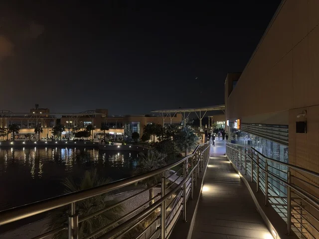 مقاهي ومطاعم للعائلات والشباب، وجهة ترفيهية عصرية لكورنيش الجبيل ، مجمع ذا موف بمدينة الجبيل الصناعية  في المنطقة الشرقية، تجربة تسوق وترفيه متكاملة، أجواء نابضة بالحياة لعام ٢٠٢٥