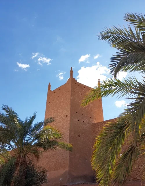 الصروح والقلاع الحجرية، سلسة الجبال والتكوينات والتشكيلات الصخرية في وقت النهار، الطبيعة الصحراويه في الأماكن السياحية الأثرية المشهورة, البنية الطبيعية من الصخور في المملكة العربية السعودية