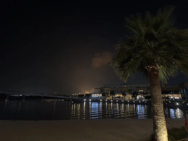 ممشي فى مجمع ذا موف بمدينة الجبيل الصناعية  في المنطقة الشرقية، تجربة تسوق وترفيه متكاملة،  وجهة ترفيهية عصرية لكورنيش الجبيل ، مقاهي ومطاعم للعائلات والشباب، أجواء نابضة بالحياة لعام ٢٠٢٥