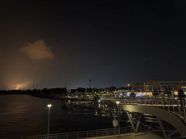 A promenade in The Move complex in Jubail Industrial City in the Eastern Province, a complete shopping and entertainment experience, a modern entertainment destination for the Jubail Corniche, cafes and restaurants for families and youth, a vibrant atmosphere for the year 2025.