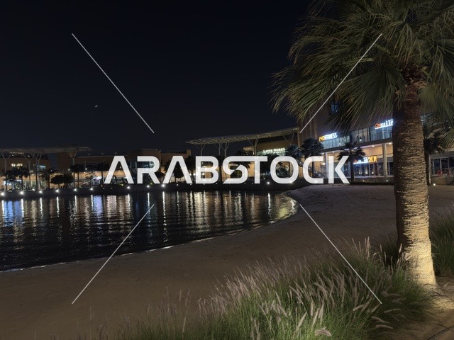 ممشي فى مجمع ذا موف بمدينة الجبيل الصناعية  في المنطقة الشرقية، تجربة تسوق وترفيه متكاملة،  وجهة ترفيهية عصرية لكورنيش الجبيل ، مقاهي ومطاعم للعائلات والشباب، أجواء نابضة بالحياة لعام ٢٠٢٥