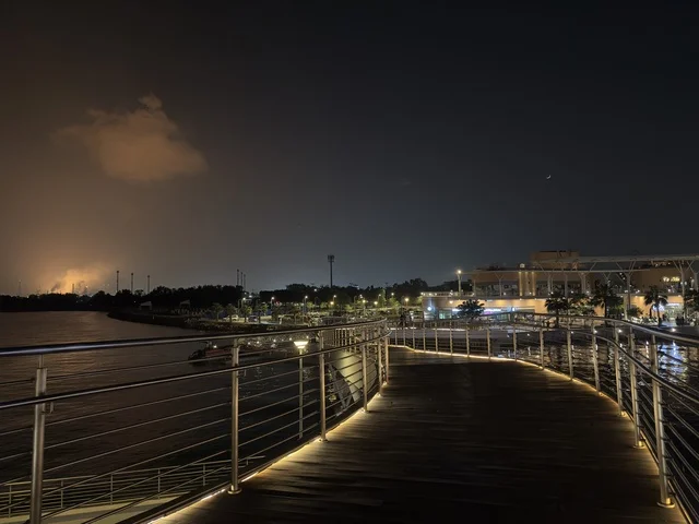 ممشي فى مجمع ذا موف بمدينة الجبيل الصناعية  في المنطقة الشرقية، تجربة تسوق وترفيه متكاملة،  وجهة ترفيهية عصرية لكورنيش الجبيل ، مقاهي ومطاعم للعائلات والشباب، أجواء نابضة بالحياة لعام ٢٠٢٥