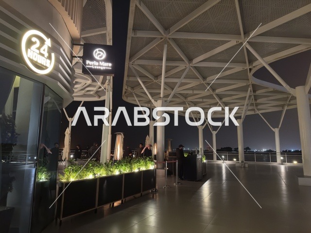 ممشي فى مجمع ذا موف بمدينة الجبيل الصناعية  في المنطقة الشرقية، تجربة تسوق وترفيه متكاملة،  وجهة ترفيهية عصرية لكورنيش الجبيل ، مقاهي ومطاعم للعائلات والشباب، أجواء نابضة بالحياة لعام ٢٠٢٥