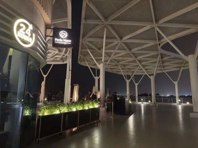 ممشي فى مجمع ذا موف بمدينة الجبيل الصناعية  في المنطقة الشرقية، تجربة تسوق وترفيه متكاملة،  وجهة ترفيهية عصرية لكورنيش الجبيل ، مقاهي ومطاعم للعائلات والشباب، أجواء نابضة بالحياة لعام ٢٠٢٥