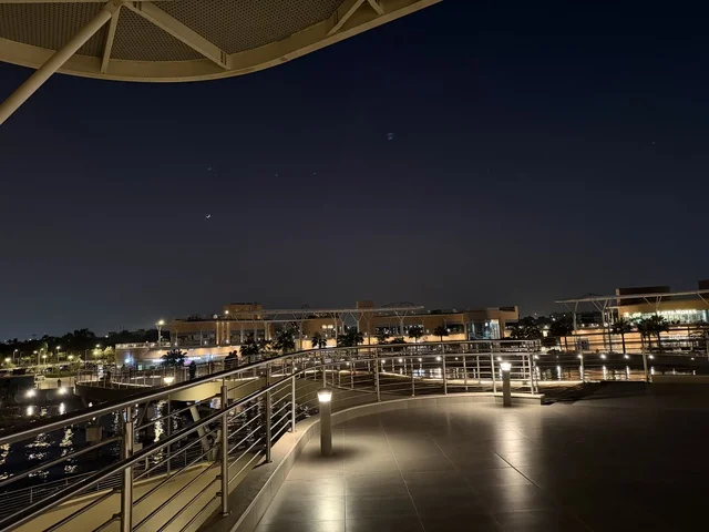 مقاهي ومطاعم للعائلات والشباب، ممشي فى مجمع ذا موف بمدينة الجبيل الصناعية  في المنطقة الشرقية، تجربة تسوق وترفيه متكاملة،  وجهة ترفيهية عصرية لكورنيش الجبيل ، أجواء نابضة بالحياة لعام ٢٠٢٥