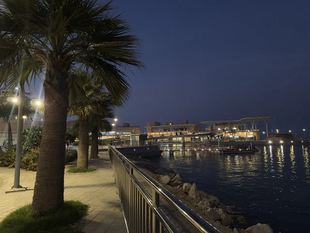 مقاهي ومطاعم للعائلات والشباب، ممشي فى مجمع ذا موف بمدينة الجبيل الصناعية  في المنطقة الشرقية، تجربة تسوق وترفيه متكاملة،  وجهة ترفيهية عصرية لكورنيش الجبيل ، أجواء نابضة بالحياة لعام ٢٠٢٥