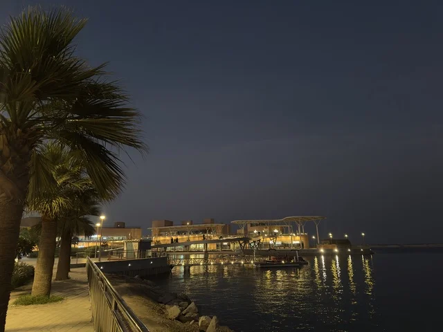 مقاهي ومطاعم للعائلات والشباب، ممشي فى مجمع ذا موف بمدينة الجبيل الصناعية  في المنطقة الشرقية، تجربة تسوق وترفيه متكاملة،  وجهة ترفيهية عصرية لكورنيش الجبيل ، أجواء نابضة بالحياة لعام ٢٠٢٥