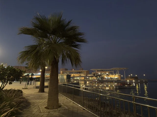 أجواء نابضة بالحياة لعام ٢٠٢٥ ، مقاهي ومطاعم للعائلات والشباب، ممشي فى مجمع ذا موف بمدينة الجبيل الصناعية  في المنطقة الشرقية، تجربة تسوق وترفيه متكاملة،  وجهة ترفيهية عصرية لكورنيش الجبيل