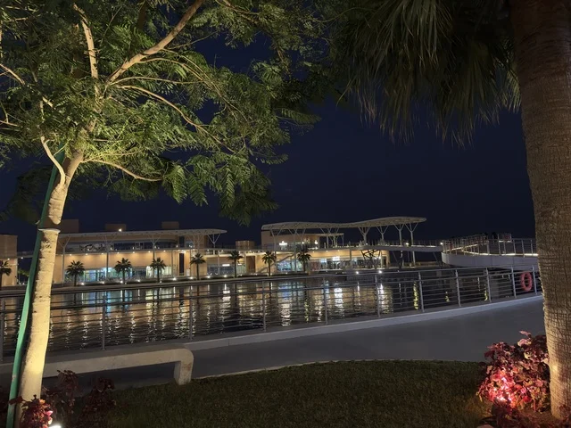 أجواء نابضة بالحياة لعام ٢٠٢٥ ، مقاهي ومطاعم للعائلات والشباب، ممشي فى مجمع ذا موف بمدينة الجبيل الصناعية  في المنطقة الشرقية، تجربة تسوق وترفيه متكاملة،  وجهة ترفيهية عصرية لكورنيش الجبيل