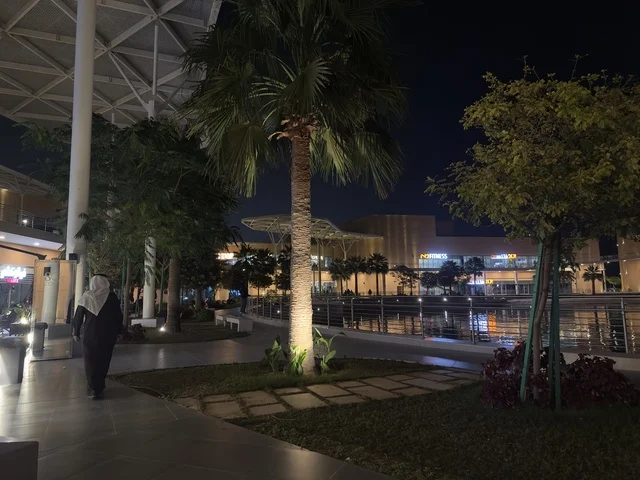 الاشجار والنباتات الخضراء ، مجمع ذا موف بمدينة الجبيل الصناعية  في المنطقة الشرقية، معلم ترفيهي وتجاري متكامل، وجهة ترفيهية عصرية لكورنيش الجبيل ، مقاهي ومطاعم للعائلات والشباب، أجواء نابضة بالحياة لعام ٢٠٢٥