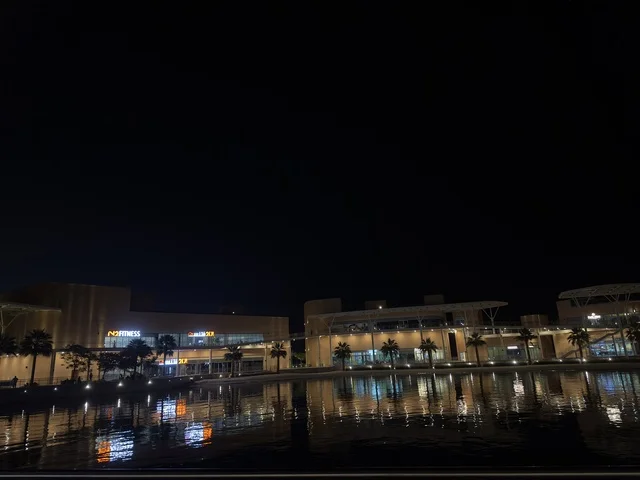 الاشجار والنباتات الخضراء ، مجمع ذا موف بمدينة الجبيل الصناعية  في المنطقة الشرقية، معلم ترفيهي وتجاري متكامل، وجهة ترفيهية عصرية لكورنيش الجبيل ، مقاهي ومطاعم للعائلات والشباب، أجواء نابضة بالحياة لعام ٢٠٢٥