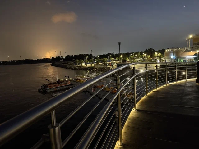 ممشي فى مجمع ذا موف بمدينة الجبيل الصناعية  في المنطقة الشرقية، معلم ترفيهي وتجاري متكامل، مقاهي ومطاعم للعائلات والشباب، وجهة ترفيهية عصرية لكورنيش الجبيل ،أجواء نابضة بالحياة لعام ٢٠٢٥