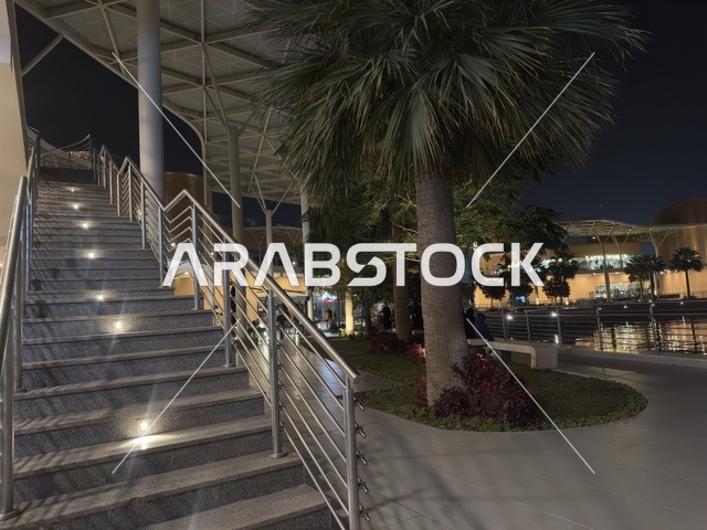 سلالم المصعد فى مجمع ذا موف بمدينة الجبيل الصناعية  في المنطقة الشرقية، معلم ترفيهي وتجاري متكامل،  وجهة ترفيهية عصرية لكورنيش الجبيل ،مقاهي ومطاعم للعائلات والشباب، أجواء نابضة بالحياة لعام ٢٠٢٥