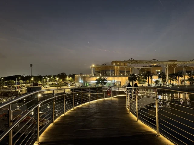 مقاهي ومطاعم للعائلات والشباب على الواجهة البحرية فى مجمع ذا موف بمدينة الجبيل الصناعية  في المنطقة الشرقية، معلم ترفيهي وتجاري متكامل، كورنيش الجبيل ، أجواء نابضة بالحياة لعام ٢٠٢٥