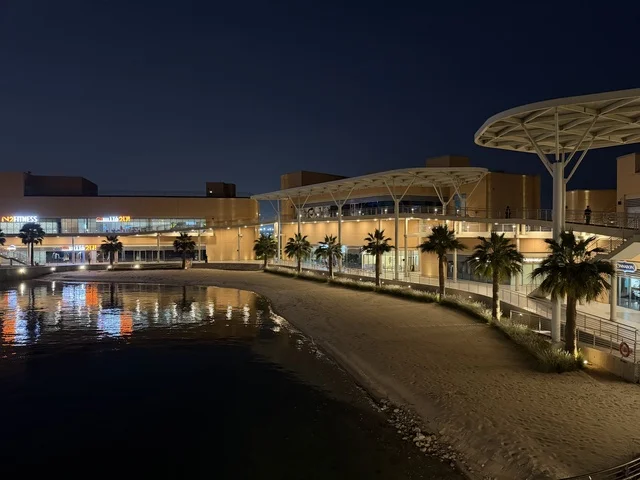 Cafes and restaurants for families and youth on the waterfront at The Move complex in Jubail Industrial City in the Eastern Province, a complete entertainment and commercial landmark, Jubail Corniche, a vibrant atmosphere for 2025.