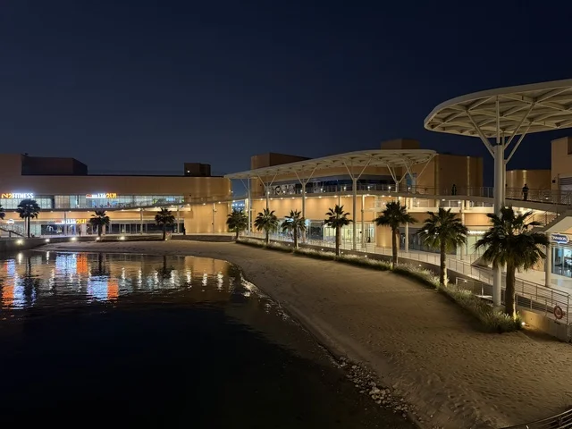 Cafes and restaurants for families and youth on the waterfront at The Move complex in Jubail Industrial City in the Eastern Province, a complete entertainment and commercial landmark, Jubail Corniche, a vibrant atmosphere for 2025.