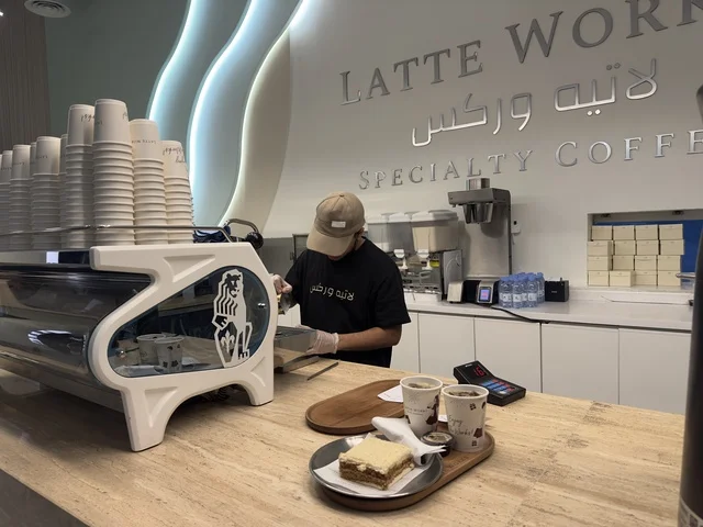 مقهي ومطعم لاتيه وركس  فى مجمع ذا موف بمدينة الجبيل الصناعية  في المنطقة الشرقية،  كورنيش الجبيل ، معلم ترفيهي وتجاري متكامل،  أجواء نابضة بالحياة لعام ٢٠٢٥