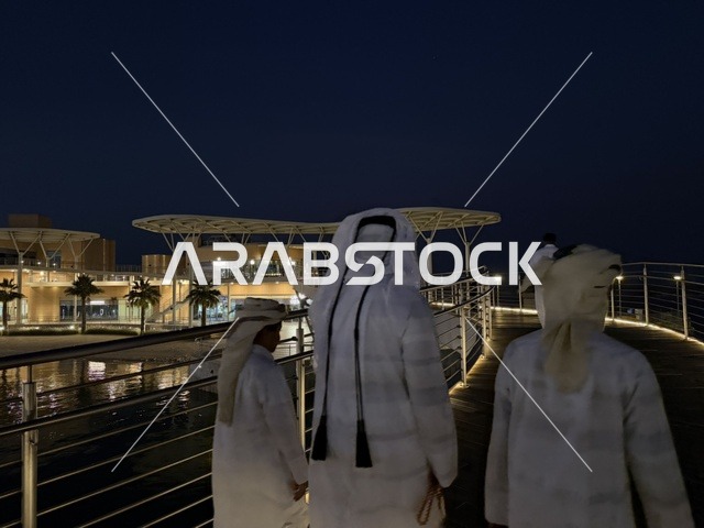 مجموعة رجال خليجية يتجولون على ممشي مجمع ذا موف بمدينة الجبيل الصناعية  في المنطقة الشرقية، ملتقى الترفيه والتسوق، كورنيش الجبيل ، معلم ترفيهي وتجاري متكامل،  أجواء نابضة بالحياة لعام ٢٠٢٥