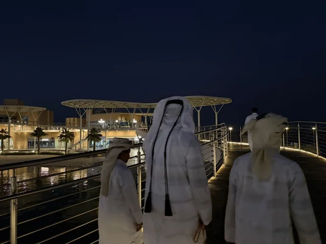 مجموعة رجال خليجية يتجولون على ممشي مجمع ذا موف بمدينة الجبيل الصناعية  في المنطقة الشرقية، ملتقى الترفيه والتسوق، كورنيش الجبيل ، معلم ترفيهي وتجاري متكامل،  أجواء نابضة بالحياة لعام ٢٠٢٥