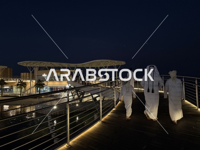 مجموعة رجال خليجية يتجولون على ممشي مجمع ذا موف بمدينة الجبيل الصناعية  في المنطقة الشرقية، ملتقى الترفيه والتسوق، كورنيش الجبيل ، معلم ترفيهي وتجاري متكامل،  أجواء نابضة بالحياة لعام ٢٠٢٥