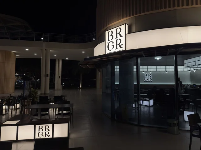 ملتقى الترفيه والتسوق، مجمع ذا موف بمدينة الجبيل الصناعية  في المنطقة الشرقية،  مقاهي ومطاعم للعائلات والشباب ، معلم ترفيهي وتجاري متكامل،  أجواء نابضة بالحياة لعام ٢٠٢٥