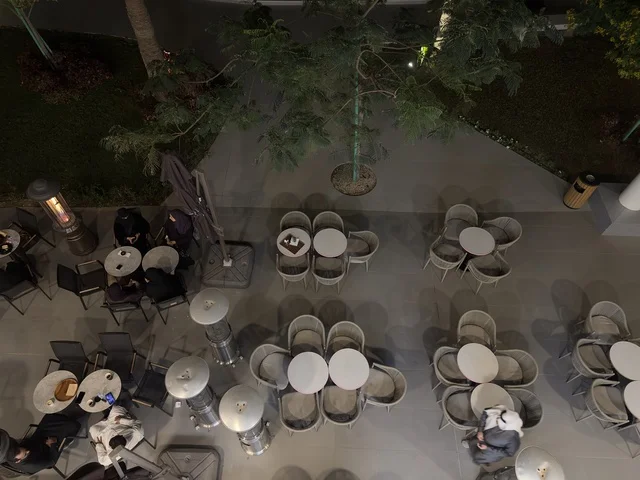 صورة من الاعلى لمقهي بمجمع ذا موف بمدينة الجبيل الصناعية  في المنطقة الشرقية،  مقاهي ومطاعم للعائلات والشباب ، معلم ترفيهي وتجاري متكامل، ملتقى الترفيه والتسوق، أجواء نابضة بالحياة لعام ٢٠٢٥