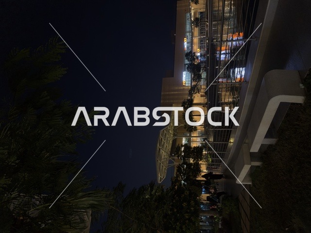 مقاعد جلوس على الواجهة البحرية لمجمع ذا موف بمدينة الجبيل الصناعية  في المنطقة الشرقية،  مقاهي ومطاعم للعائلات والشباب ، معلم ترفيهي وتجاري متكامل، ملتقى الترفيه والتسوق، أجواء نابضة بالحياة لعام ٢٠٢٥