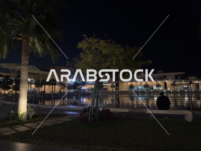 مقاعد جلوس على الواجهة البحرية لمجمع ذا موف بمدينة الجبيل الصناعية  في المنطقة الشرقية،  مقاهي ومطاعم للعائلات والشباب ، معلم ترفيهي وتجاري متكامل، ملتقى الترفيه والتسوق، أجواء نابضة بالحياة لعام ٢٠٢٥