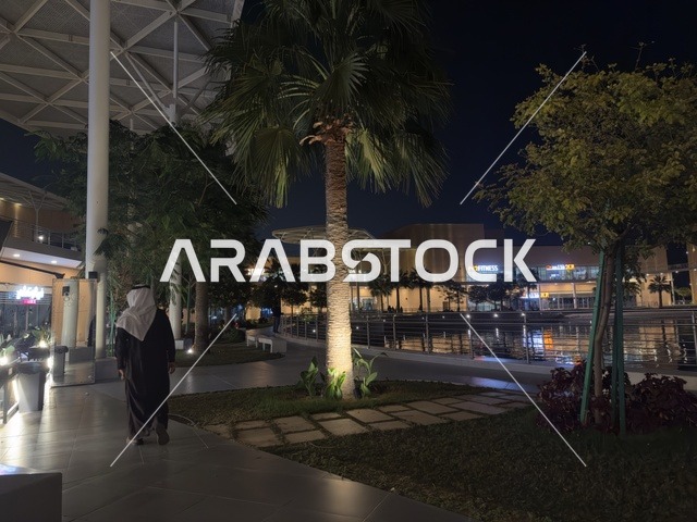 ملتقى الترفيه والتسوق،  الاشجار والنباتات الخضراء فى مجمع ذا موف بمدينة الجبيل الصناعية  في المنطقة الشرقية،  مقاهي ومطاعم للعائلات والشباب ، معلم ترفيهي وتجاري متكامل، أجواء نابضة بالحياة لعام ٢٠٢٥