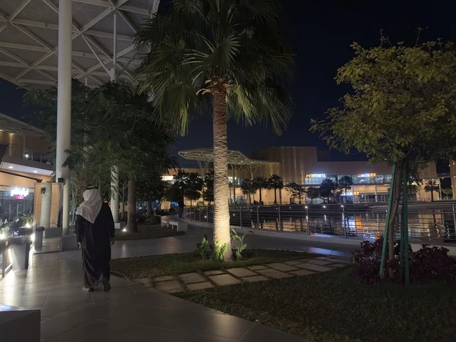 ملتقى الترفيه والتسوق،  الاشجار والنباتات الخضراء فى مجمع ذا موف بمدينة الجبيل الصناعية  في المنطقة الشرقية،  مقاهي ومطاعم للعائلات والشباب ، معلم ترفيهي وتجاري متكامل، أجواء نابضة بالحياة لعام ٢٠٢٥