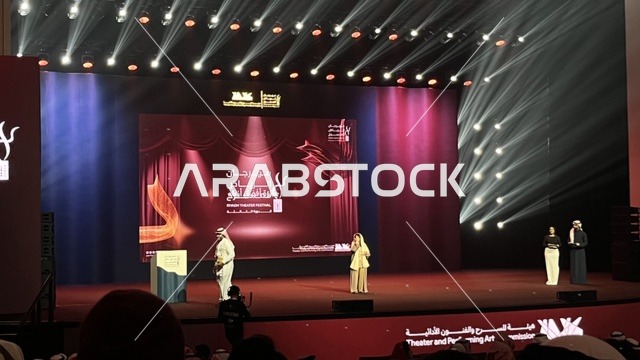 تكريم وتوزيع الهدايا للمواهب المسرحية السعودية، تتويج لنجوم المسرح السعودي، ليلة استثنائية تحتفي بالفن والجمال ، ختام مهرجان الرياض للمسرح فى مسرح الأميرة نورة بنت عبدالرحمن بالرياض يوم 24 من ديسمبر 2025 ، احتفالية فنية كبرى