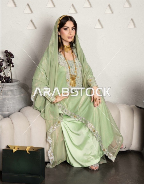 التزين بالحلي والمجواهرات الذهبية، ارتداء زي نسائي عصري، امرأة عربية خليجية سعودية ترتدي عباءة مطرزة، الجمال والاناقة والاهتمام بالمظهر الخارجي