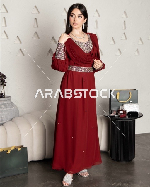 حلي ومجواهرات من الفضة والالماس، ارتداء زي نسائي عصري، امرأة عربية خليجية سعودية ترتدي عباءة مطرزة، الجمال والاناقة والاهتمام بالمظهر الخارجي