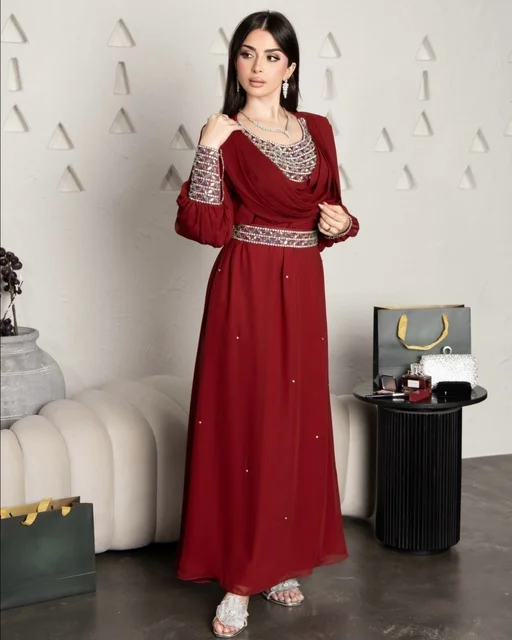 حلي ومجواهرات من الفضة والالماس، ارتداء زي نسائي عصري، امرأة عربية خليجية سعودية ترتدي عباءة مطرزة، الجمال والاناقة والاهتمام بالمظهر الخارجي